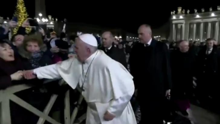 Gest controversat, la Vatican. Papa Francisc s-a enervat şi a lovit mâna unei femei care-l apucase de braţ